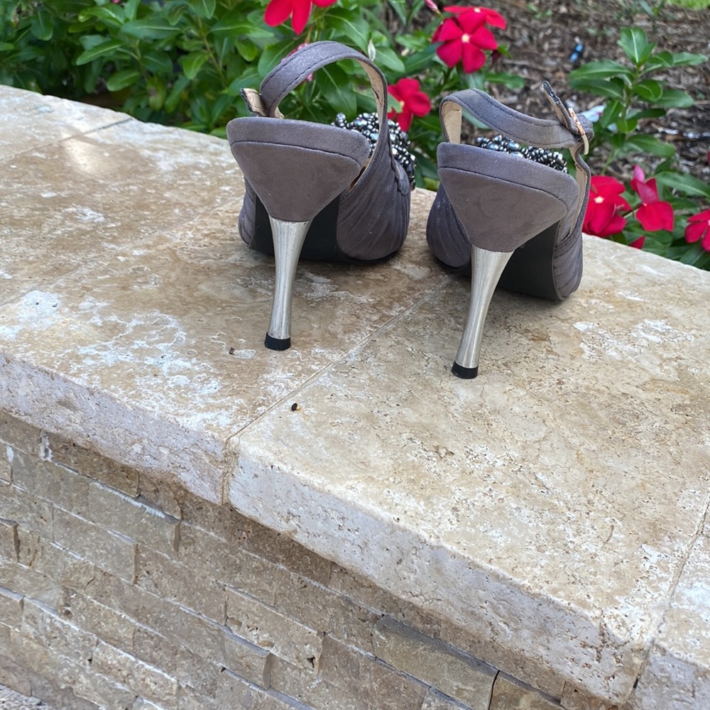 J. Renee sz 7M women’s heels with beaded appliqué in taupe makes a statement - Picture 3 of 8